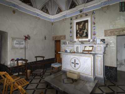 Al centro dell�ambiente si trova l�altare in marmo chiaro, sovrastato da un dipinto della Madonna del Rosario...